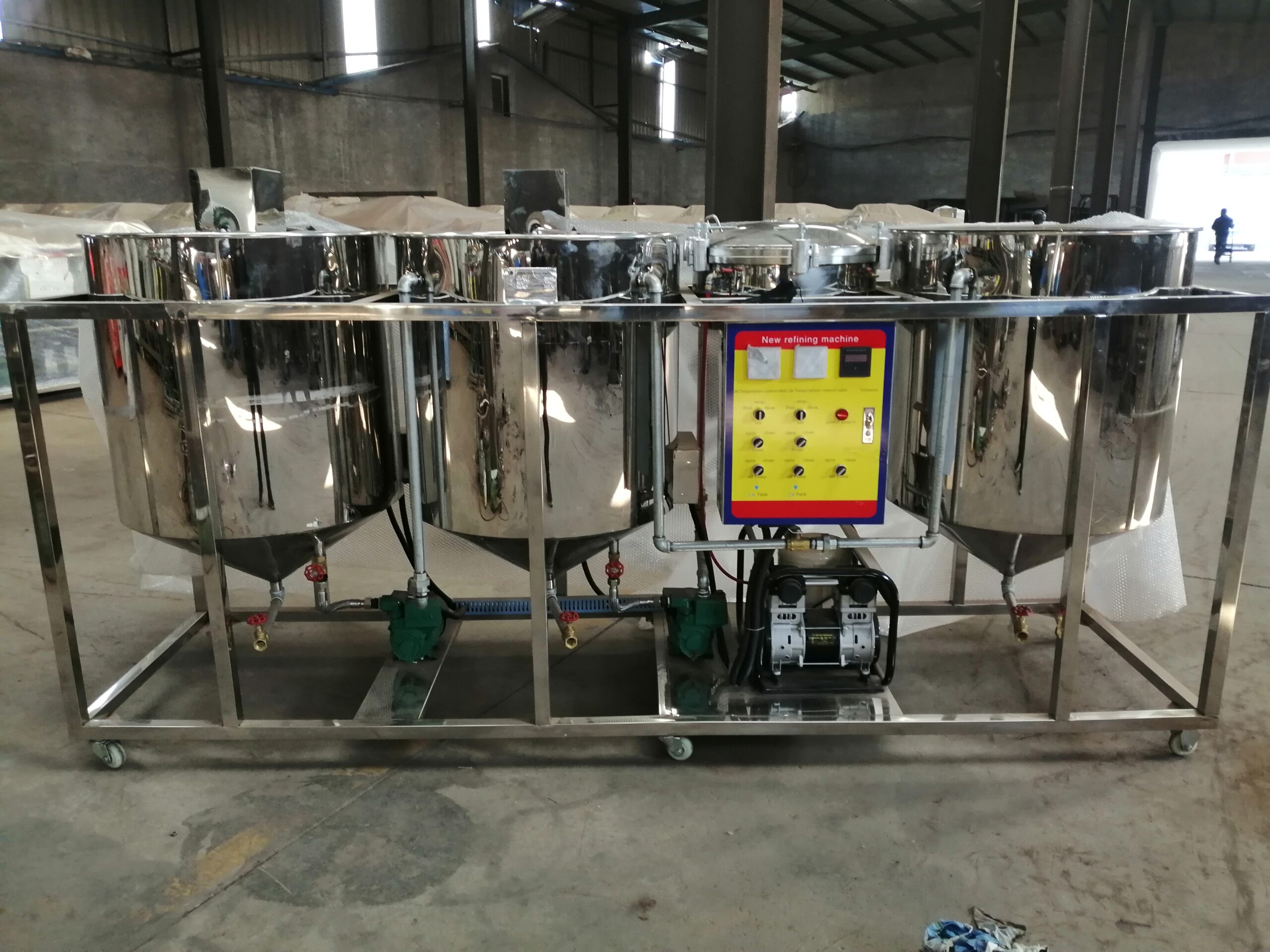 Small scale oil refining machine