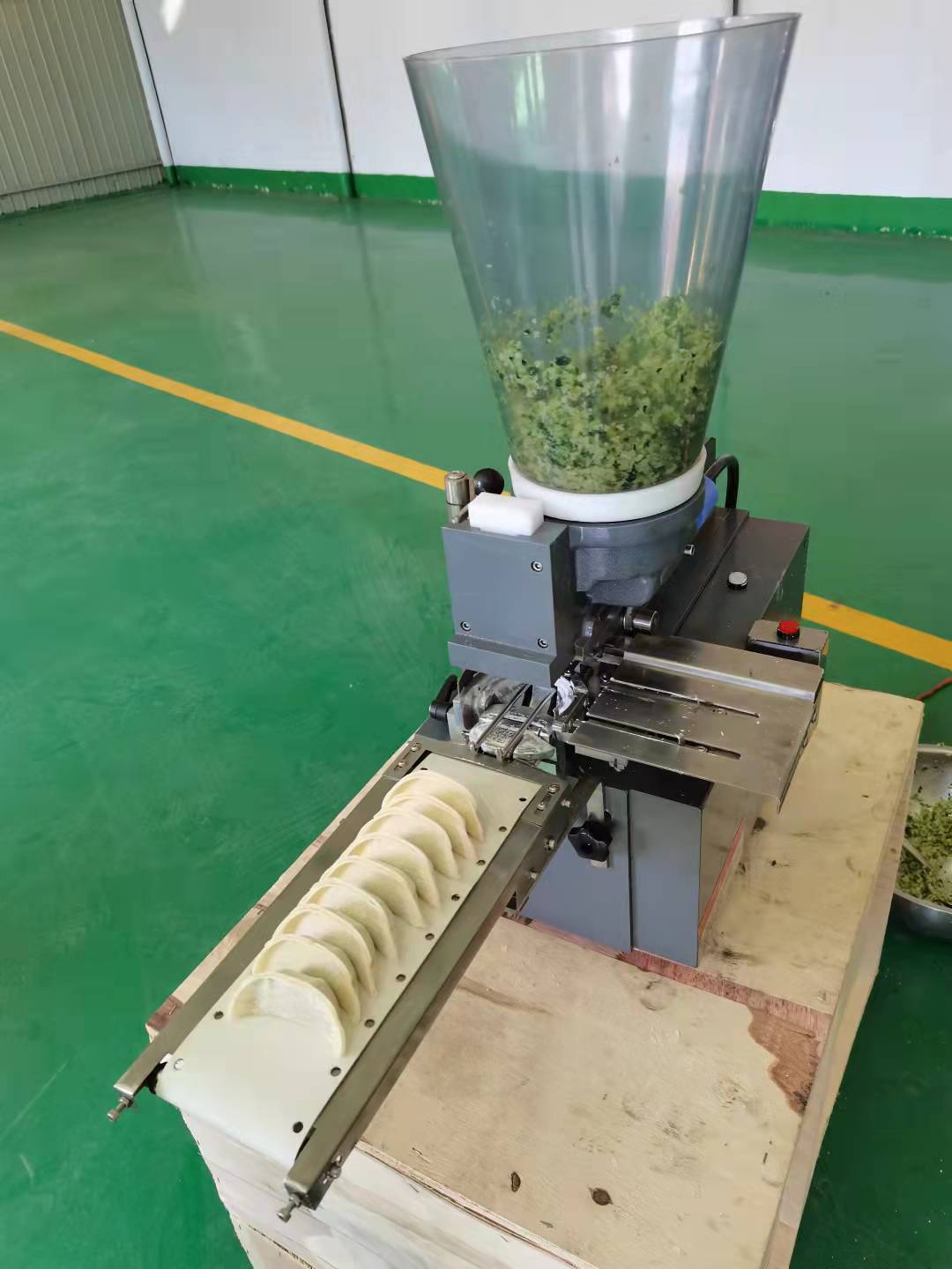 Dumpling forming machine